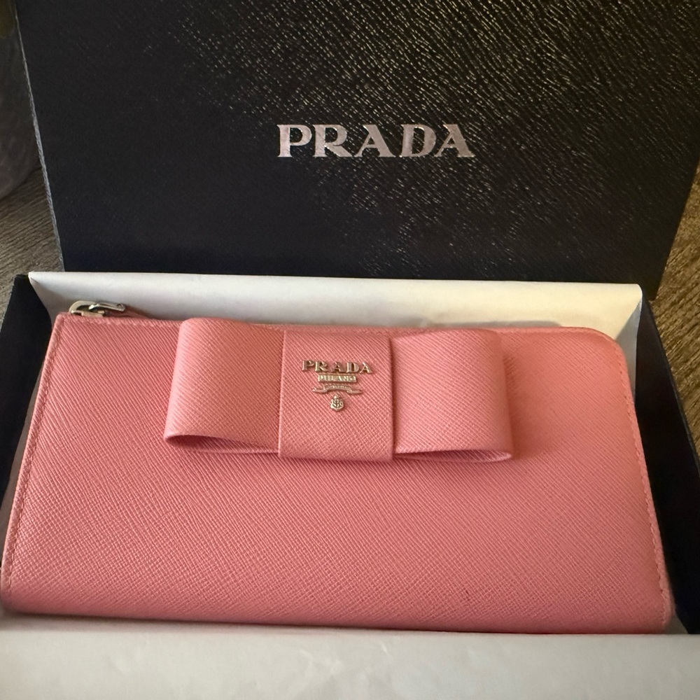 Luxury Prada Leather Saffiano Bow wallet/clutch